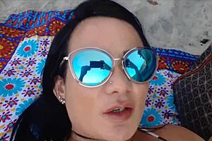 belch praia dia de relaxar with a beautiful brunette by the sea