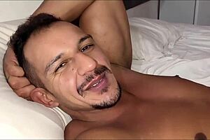 She casually sucked the big cock of her athletic friend from the gym during casting