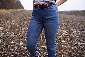 check out my big cameltoe, milf teases in blue jeans outdoors