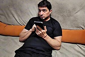 Madrasta Pretends Disinterest While Spying on Stepson