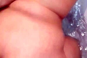 Novinha safada dando a bucetinha gostoso no motel gozou gostoso e pediu pra meter com força