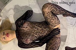 i suckd santa claus under the christmass tree and got sperm in my fuckd pussy