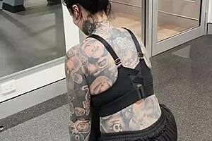 Milf enjoys her gym life with huge tits and tattooed ass in leggings