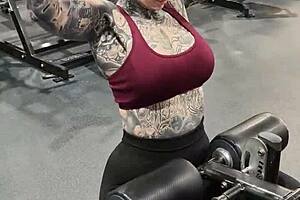 Milf enjoys her gym life with huge tits and tattooed ass in leggings