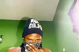 She was horny, decided to play with her pussy 😏