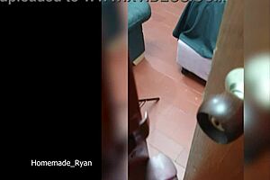 Wow espío a esta perra y termina cabalgando en mi verga