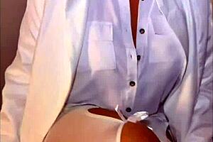 Esta madura espera entrar a la pol�tica usando su trasero y tetas