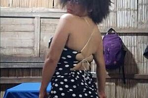 Cumpli el reto para mi hijastro perdi una apuesta y tuve que enviarle video casero. Haciendo un espectáculo semi desnuda masturbándome para él en porno real.