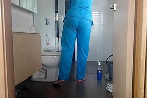 Esta empleada sabe cómo usar su cuerpo para el trabajo 😉