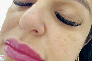 she got a gift from her lover and sucked the little pussy gift