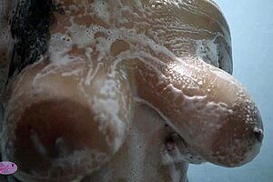 Hey, watch this chubby Colombian girl masturbate with squirting action!