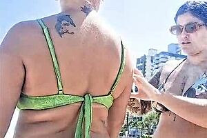 Eu E Minha Amiga Safada Nos Pegamos Na Praia Pra Todo Mundo Ver