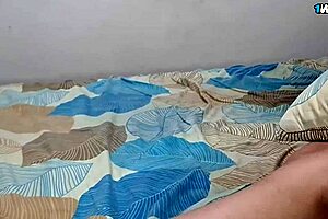 Dona de casa casada goza cavalgando em seu corno e é interrompida ao tentar abrir a porta