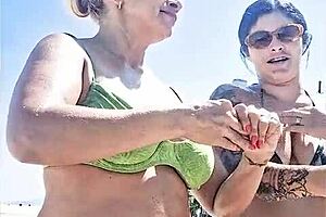 Eu E Minha Amiga Safada Nos Pegamos Na Praia Pra Todo Mundo Ver