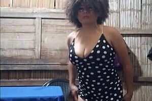 Cumpli el reto para mi hijastro perdi una apuesta y tuve que enviarle video casero. Haciendo un espectáculo semi desnuda masturbándome para él en porno real.