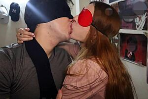 Sus besos con lengua son mojados y profundos a ella le encanta la saliva ajena