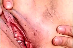 This hot mature pussy looks amazing up close