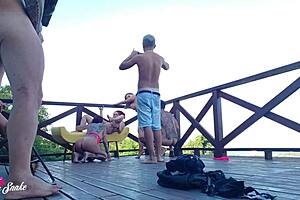 vazou vídeo de estudantes bissexuais gravando orgia lésbica no deck dos dormitórios com beijos e deepthroat completo no red e no sheer