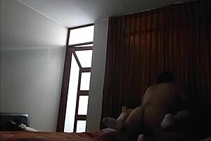 Mi esposo me vende a maduro por ayuda económica. Me insemina en humillación como prostituta sumisa.