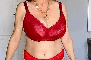 This hot mature pussy looks amazing up close