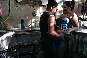 Soy Seducida Por La Puta De Mi Vecina Mientras Lavo Los Platos Ella Me Chupa El Ano