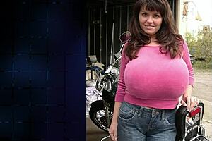 Huge boobs on that bbw chubby milf slut.