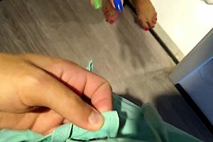 esse patrão vê sua empregada brasileira no banho e fode sua bunda grande com pau monstro em lingerie, terminando com creampie