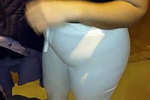 Encuentro A Una Madura Puta Con Un Culo Enorme En La Calle Usando Hilo Rojo Transluciendo Le Hago Propuestas Para Follar Y Acepta