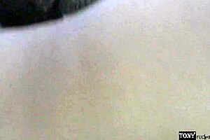 Fuí a visitar a mi novia y no estaba pero encontré a mi suegra desnuda tomando una siesta hacía mucha calor decidí grabarla pero no me aguanté las ganas y me la cogí para cuando despertó ya se la ha