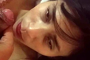 en bata me mete la verga en la boquita se me quita el sue�o y le dor una buena mamada acabo tan candente que decido montarlo y moverme mucho upss te corriste dentro