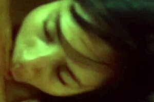 en bata me mete la verga en la boquita se me quita el sue�o y le dor una buena mamada acabo tan candente que decido montarlo y moverme mucho upss te corriste dentro