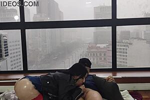 Gostosa fodendo na janela para todo mundo assistir kitty big ass?