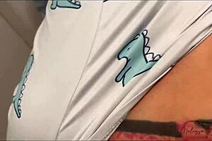 Quero sair daqui com tua porra escorrendo no meu cu e as pernas tremendo