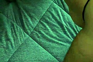 Mi madrastra madura infiel hablando con mi padre mientras me la follo en doggystyle al aire libre. La latina bbw con big ass y natural tits gime en su primera vez lamiendo culo.