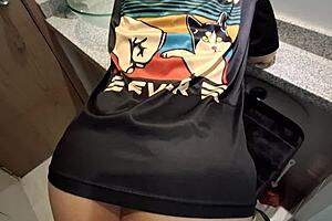 fui a un restaurante con mi novio nos toman la respectiva orden me quedo gustando el mesero as� que fui al ba�o y tuve un buen sexo sin que mi novio se diera cuenta