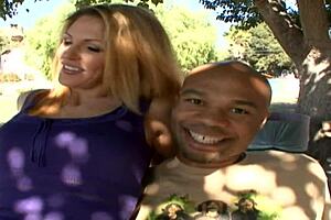 Una troia milf bionda scopa davanti al marito