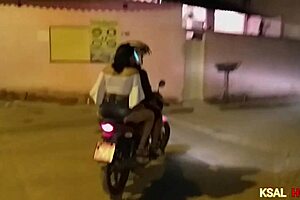 hey, a danadinha da danny hot vai na praça encontra um amiguinho e ela sobe na moto com ele pra fuder a bucetinha com uma rola enorme