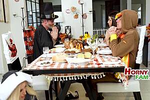 Let's fuck quick before thanksgiving family feast! 🦃