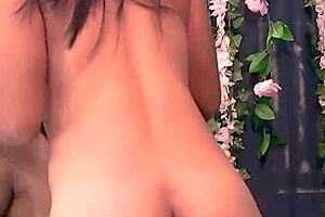 Mi hermanastra me muestra todo su amor con sexo intenso en el dormitorio atada.