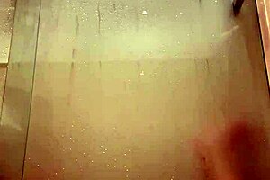 o gerente do motel me espionando pelada no banho escondido eu finjo que não estou sabendo