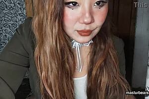 Mom Lian gets wild masturbating in her pantyhose 😏