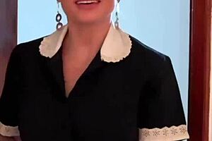 empregada gets horny from smelling the foot odor of her boss's daughter while licking feet