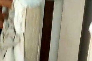 Skinning the married bitch's pussy with huge cock