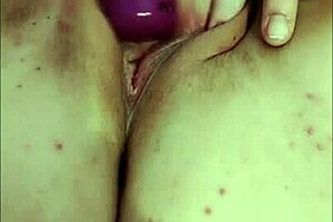 Oh wow, novinha's masturbating all wet with her natural tits and vibrator!