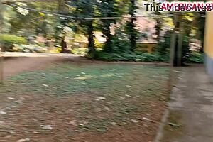 Novinha gostosa completou 18 anos e chamou um amigo pra tirar a virgindade dela no mato