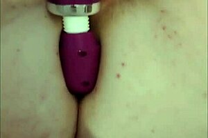 Oh wow, novinha's masturbating all wet with her natural tits and vibrator!