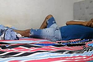 Hermanastros terminan follando duro mientras están solos en casa con polla enorme