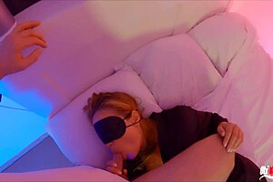 stepmother sucked her stepson's penis without knowing and swallowed his sperm on the sofa 😱🍆