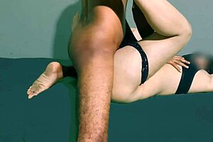 अपने पड़ोसी की पत्नी के साथ वैलेंटाइन डे पर घर में सेक्स किया with deepthroat blowjob and missionary pounding in tight wet pussy.