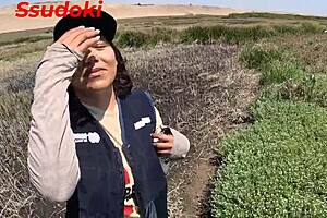 tengo sexo en medio del campo porque me encanta experimentar follar mientras es mas arriesgado en publico